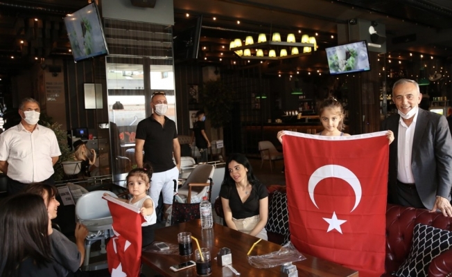 Küçükçekmece sokakları zaferin 98. yıl dönümünde al bayraklarla donatıldı