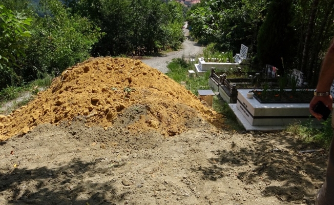 Muhtara kızdı köyün yolunu ulaşıma kapattı