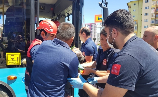 Otobüste sıkışan sürücüyü itfaiye ekipleri kurtardı