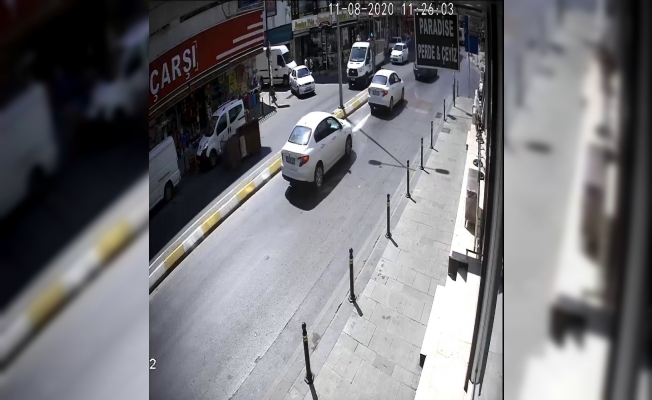 (Özel) Kaza yapan motosikletlinin yardımına esnaf ve sürücüler koştu