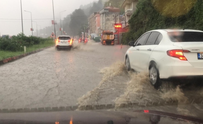 Rize’de şiddetli yağış yolları göle döndürdü