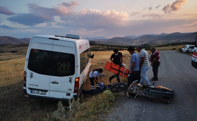 Şuhut’ta minibüs ile motosiklet çarpıştı: 1 yaralı