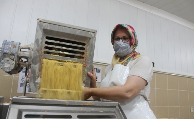 Vücudun ihtiyacına göre sebze püreli makarna üretiyor