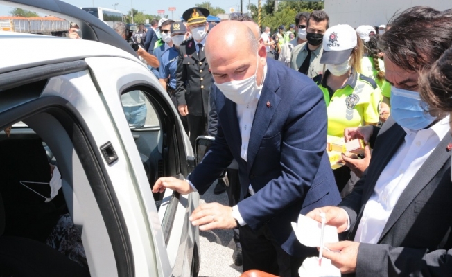 Yolculara Susurluk ayranı ikram eden Bakan Soylu: “Bayramda 5 günde 45 kişi öldü”