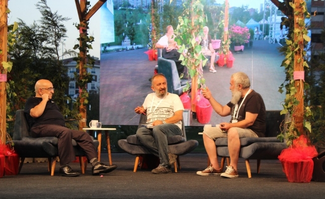 Beylikdüzü’nde vatandaşlar ’Çardak Altı Sohbetleri’nde keyifli vakit geçiriyor