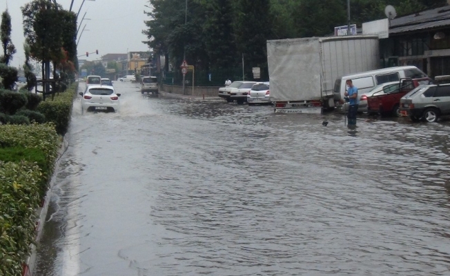 Bursa’da sağanak yağmur hayatı felç etti