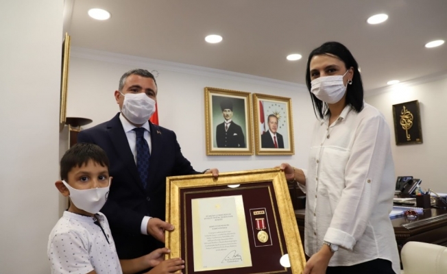 Devlet Övünç Madalyası ve Beratı şehidin eşine verildi
