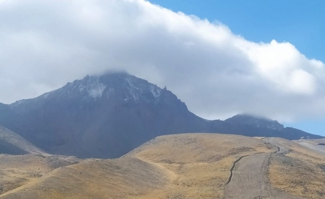 Erciyes’e sezonun ilk kar yağışı düştü