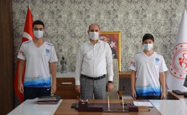 İl Müdürü Yasin Özdemir, başarılı yüzücüleri tebrik etti