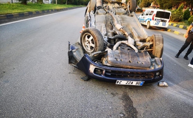 Kaldırıma çarpan otomobil takla attı: 1’i çocuk 2 yaralı