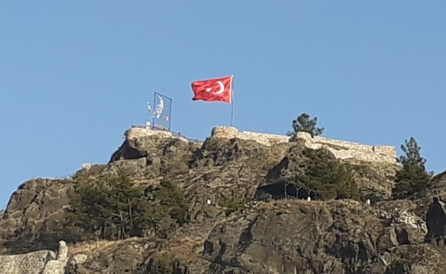 Kandiber Kalesi’nde yırtılan bayrak değişti