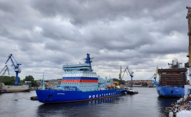 Nükleer buzkıran Arktika, Murmansk’a doğru yola çıktı