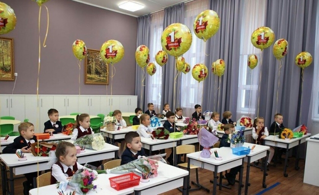 Rusya’da öğrenciler Covid-19 salgını gölgesinde yeniden ders başı yaptı