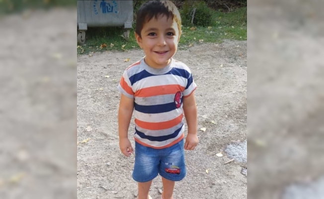 Seyir halindeki minibüsün önüne atlayan çocuk, feci şekilde can verdi