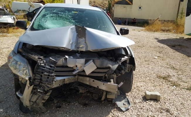 Uyuyan sürücü araç direğine çarparak durdu