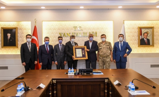 Vali Bilmez’den şehit aileleriyle gaziye Devlet Övünç Madalyası ve Beratı