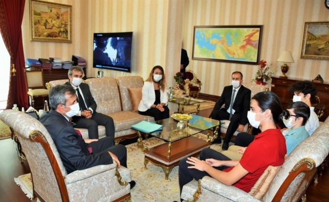 Vali Sezer başarılı öğrencileri ağırladı