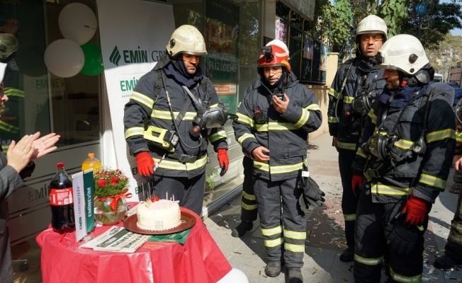 Yangın ihbarına çıktılar, pastayla karşılandılar