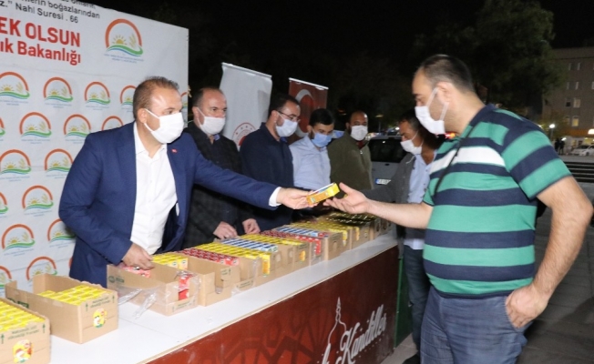 Aksaray’da kandil dolayısıyla cami önünde süt ikram edildi