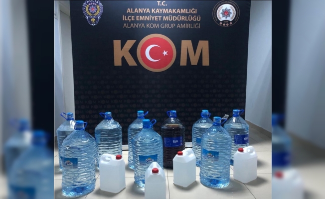 Alanya’da şüpheli araçtan litrelerce sahte içki çıktı