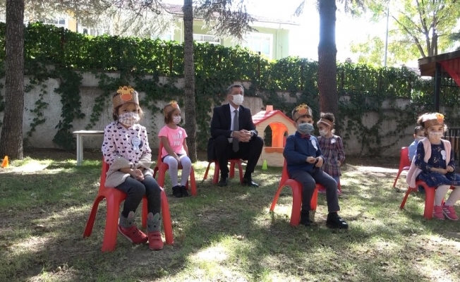 Bakan Selçuk, öğrencilerin temassız oyunlarına eşlik etti