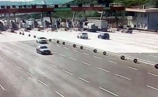 Bursa-İzmir otoyolu Kuzey gişelerine saplanan cipte 3’ü ağır 4 kişi yaralandı