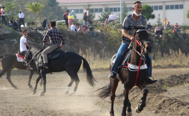 Cumhuriyet Bayramı etkinlikleri kapsamında at yarışları düzenlendi