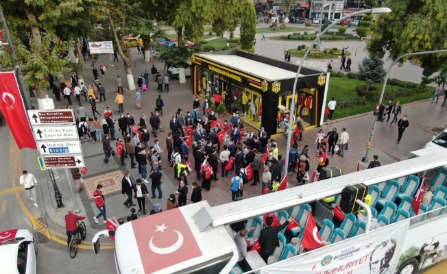 Cumhuriyet kortej yürüyüşü ilgi gördü