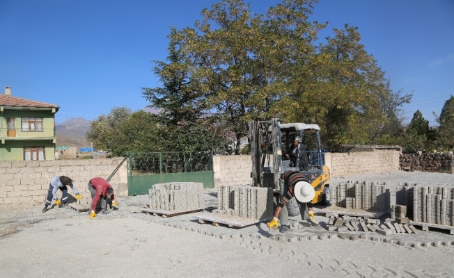 Develi’de parke çalışması Çayırözü Mahallesinde devam ediyor