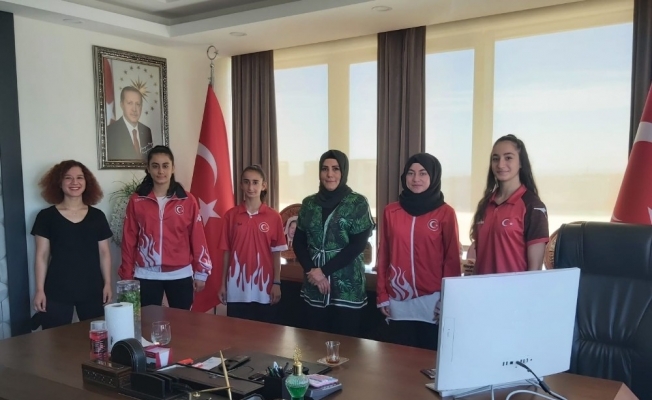 Dürdane Beyoğlu kadın milli sporcularla buluştu