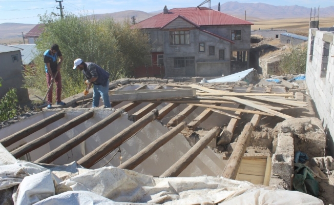 Evine yılanların yuva yaptığını iddia eden vatandaş yardım bekliyor