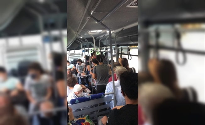 Halk otobüsünde sosyal mesafe hiçe sayıldı