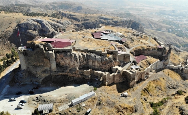 Harput Kalesi kazılarında 7 yılda 110 bin adet obje çıktı