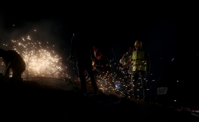 İzmir depreminde arama kurtarma çalışmaları devam ediyor
