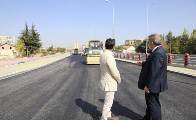 Melikgazi’de yollar hem yenileniyor hem de ağaçlandırılıyor