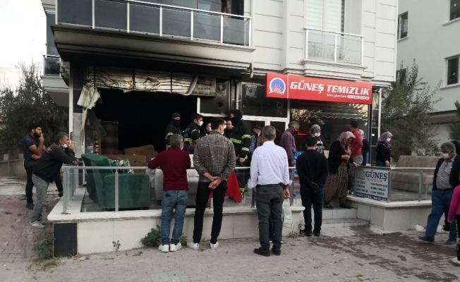 Mobilya mağazasındaki yangında ikiz kardeşler yaralandı