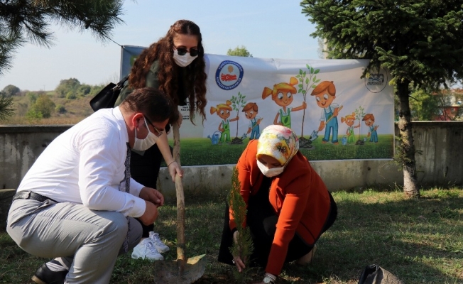 Öğrenciler okulları ile fidanlar ise toprakla buluştu