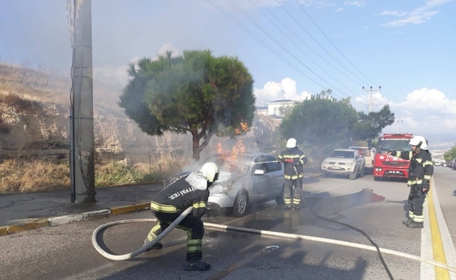 Otomobilden çıkan dumanlar yerini alevlere teslim etti