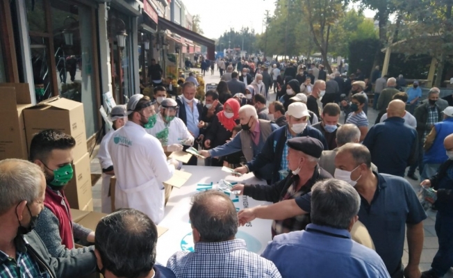 Sakarya’da bedava maske dağıtımı koronayı unutturdu