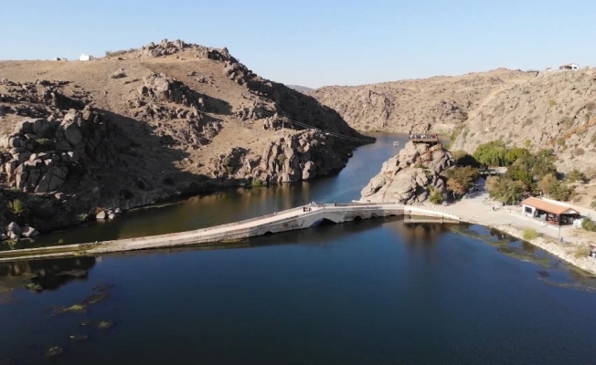 Selçuklulardan günümüze uzanan tarihi köprü havadan görüntülendi