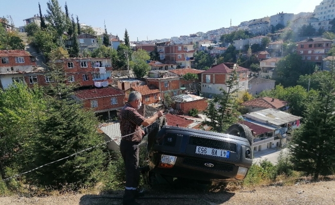 Takla atarak yol kenarına devrilen otomobilden yara almadan kurtuldu