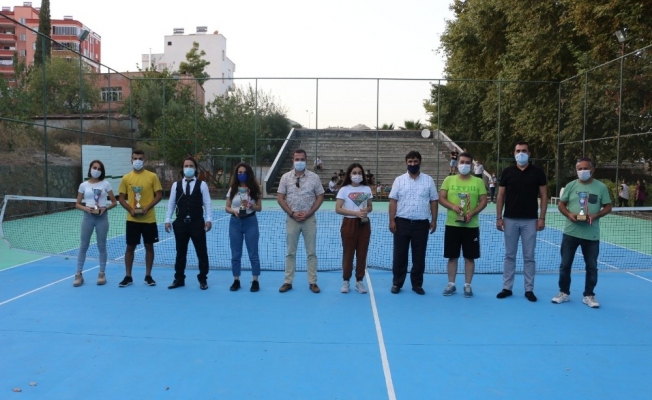 Tenis turnuvasında kupalar sahiplerini buldu