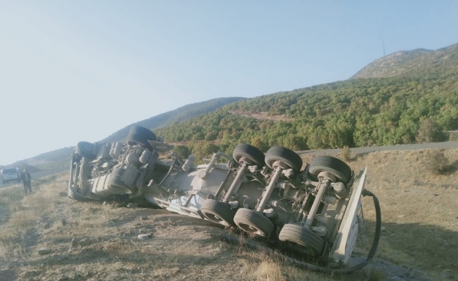Tır devrildi sürücü yara almadan kurtuldu