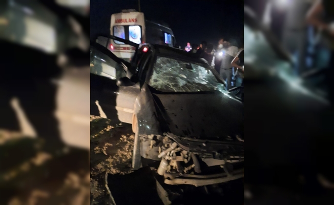 Tır ile otomobil kafa kafaya çarpıştı: 1 ölü, 1 yaralı