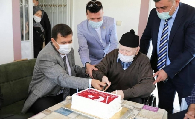 Vali Arslantaş’tan Cumhuriyet doğumlu Mehmet dedeye doğum günü sürprizi