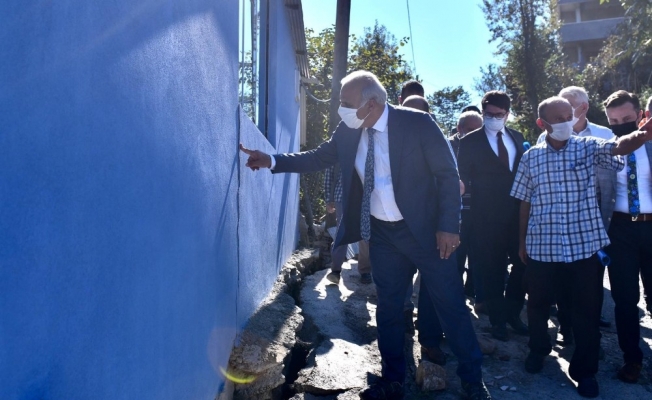 Vali Ustaoğlu ve Başkan Zorluoğlu Arsin ilçesinde toprak kaymalarının yaşandığı Çubuklu mahallesinde incelemede bulundular