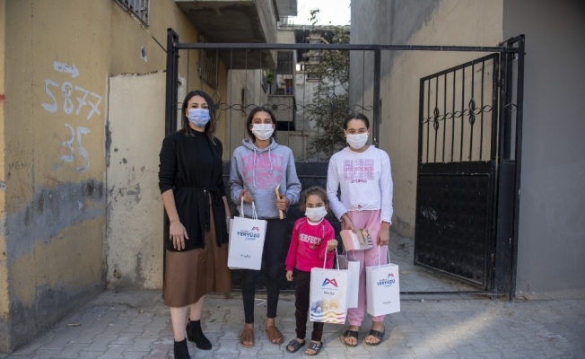 Başkan Seçer, iki kız kardeşin kitap talebini karşıladı