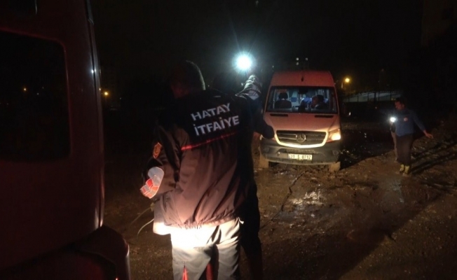 Çamura saplanan araçları itfaiye kurtardı