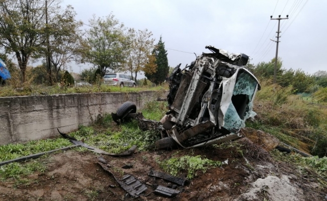 Direksiyon hakimiyetini kaybeden araç bahçeye uçtu