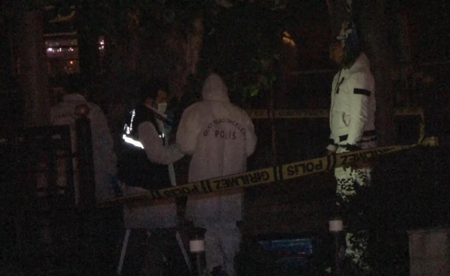 Eminönü’nde cansız bir erkek bedeni ağaçta asılı halde bulundu